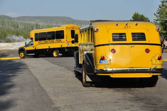 Veículos para transporte de turistas no Yellowstone National Park, em Wyoming, nos Estados Unidos